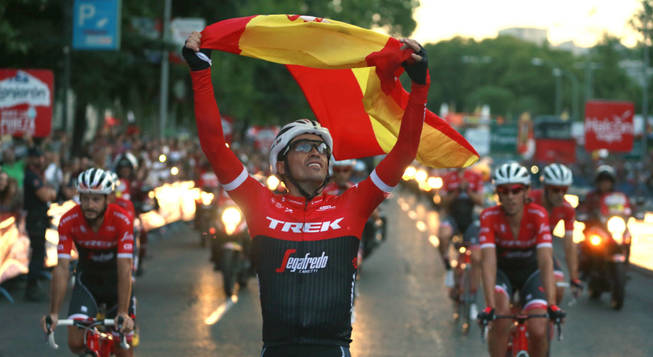 gra334-madrid-10-09-2017-el-corredor-madrileno-del-equipo-ciclista-trek-alberto-contador-alza-la-bandera-de-espana-durante-la-ultima-etapa-de-la-vuelta-a-espana-con-salida-en-arroyomolin